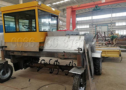 Turning machine for manure composting