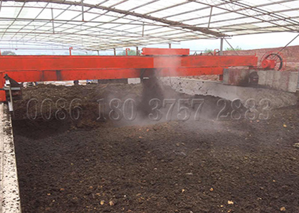 Wheel type manure turner