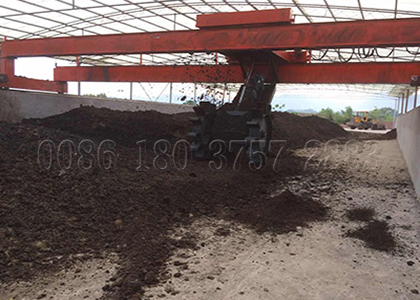 large scale turner machine for composting pig manure