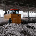 Crawler type horse litter windrow turner