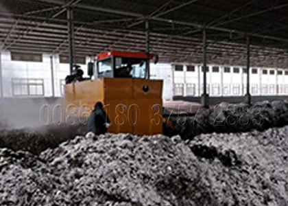 Crawler type horse litter windrow turner